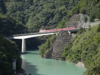 長島ダムとアプト式列車